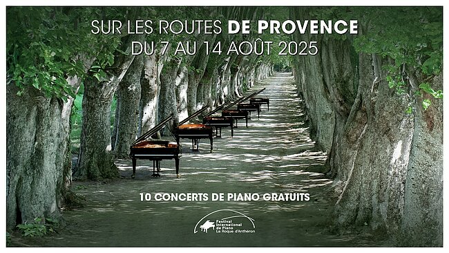 L’image montre une allée bordée d’arbres aux troncs épais, formant un tunnel naturel de feuillage. Le chemin est ombragé, avec des taches de lumière au sol. Dix pianos à queue noirs sont alignés le long du chemin, chacun placé à intervalles réguliers. En haut de l’image, un texte indique :  « SUR LES ROUTES DE PROVENCE DU 7 AU 14 AOÛT 2025 »  En bas, on peut lire :  « 10 CONCERTS DE PIANO GRATUITS »  En dessous se trouve le logo du Festival International de Piano de La Roque d’Anthéron, représentant un piano et une arche stylisée.