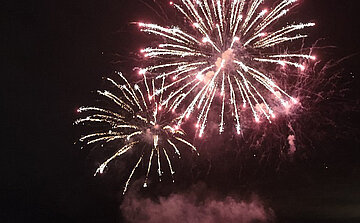 photo de feu d'arifice couleur rose violet 