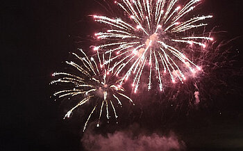 photo de feu d'arifice couleur rose violet 
