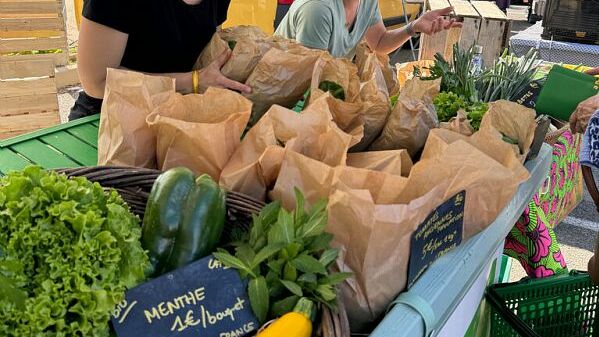 photos de marché, femme et étal de légumes