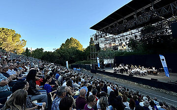Foule dans gradin plein air concert classique 