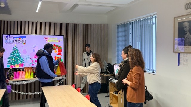 Remise de cadeaux par les lycéens de Latécoère pour les femmes victimes de violences conjugales