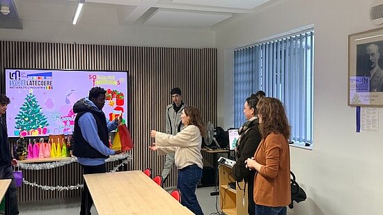 Remise de cadeaux par les lycéens de Latécoère pour les femmes victimes de violences conjugales