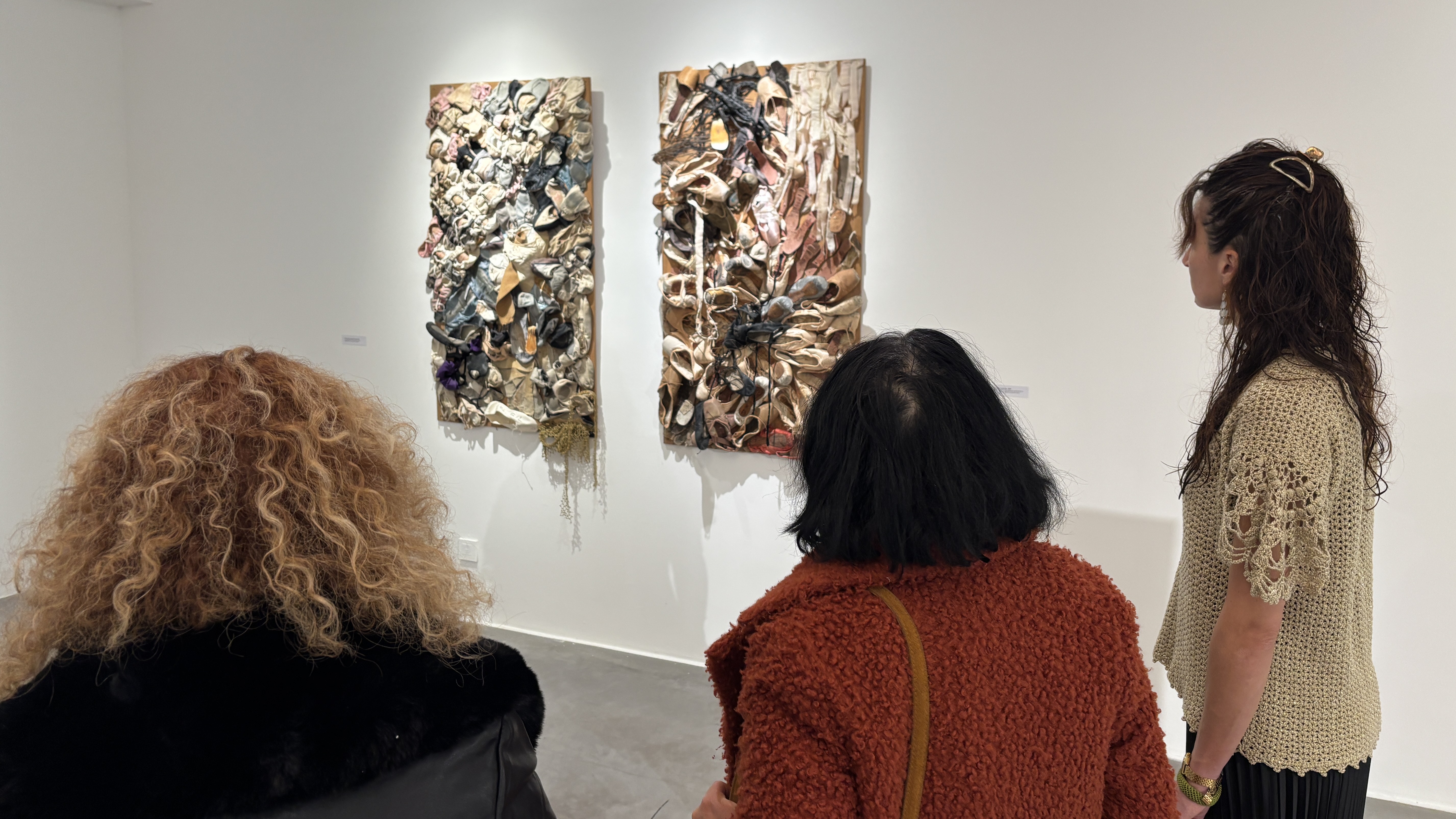 trois femmes regardent un tableau