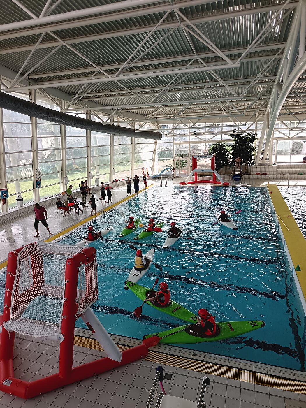 canoë kayak dans une piscine