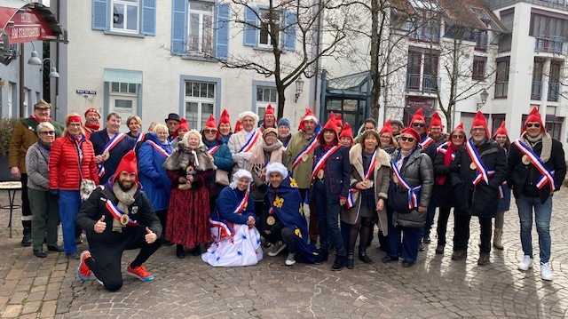 Un groupe de personne pose pour la photo