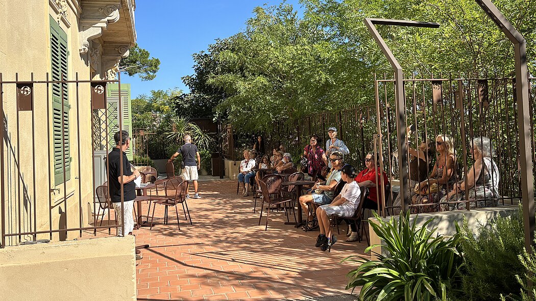 Le public attentif aux explication d'un guide touristique