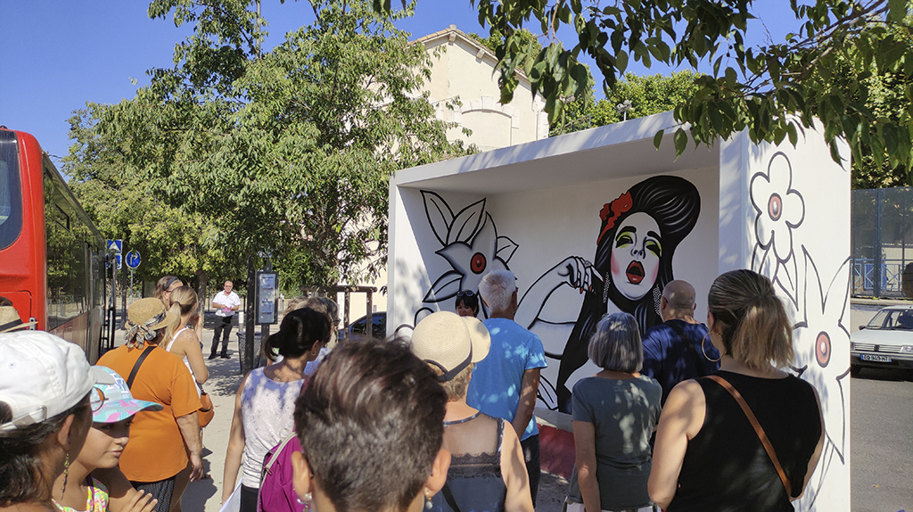 Un groupe de personnes devant un "Artbribus"