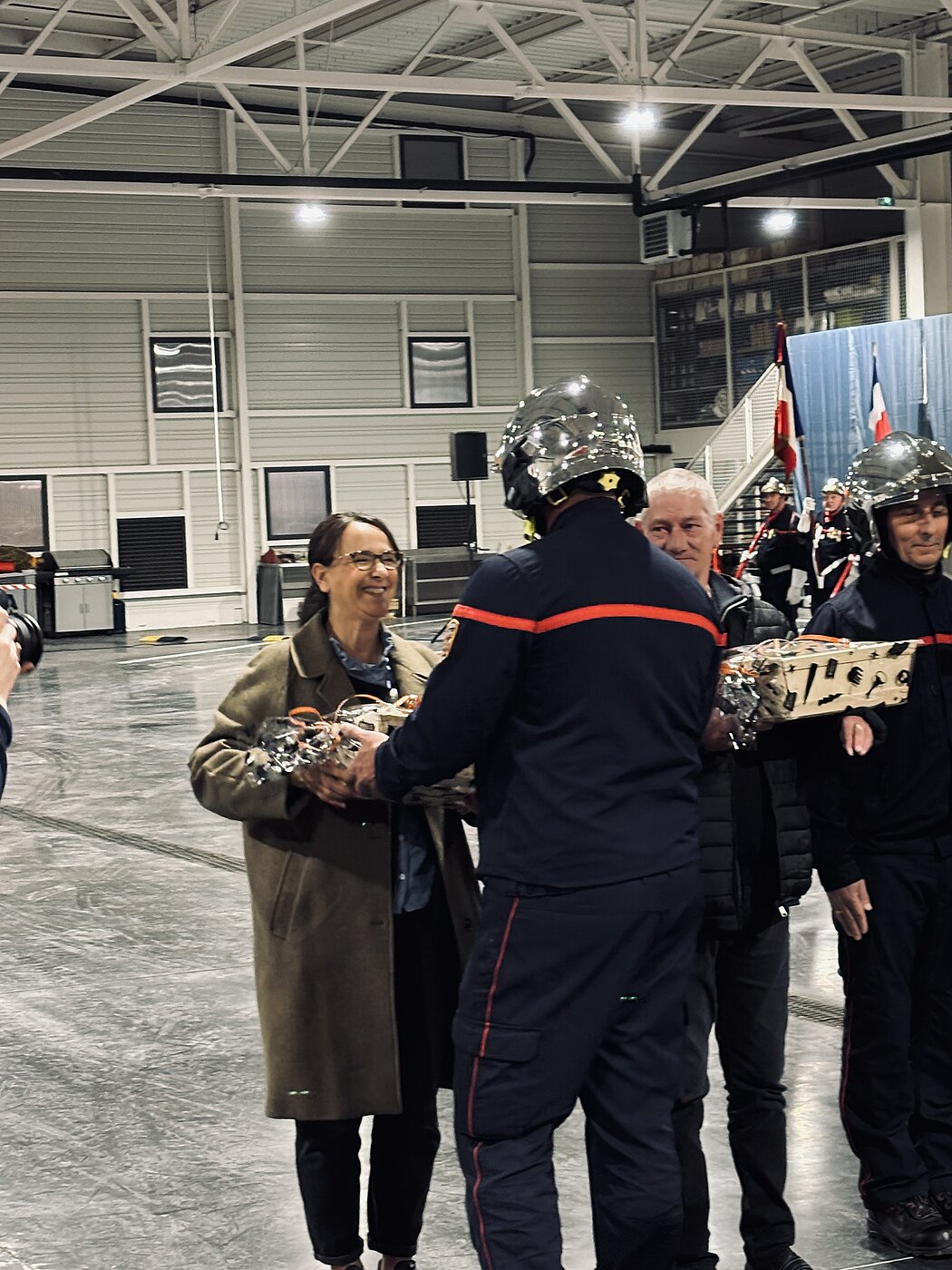 remise d'un présent à deux personnes