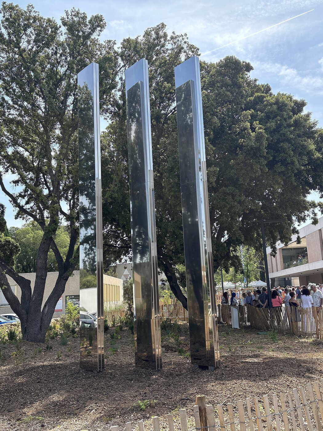 "Continuum", l'œuvre de l'artiste Etienne Rey, installée sur le parvis de la médiathèque à l'entrée du CEC. Elle symbolise la connaissance et invite à l’interaction et à la découverte...