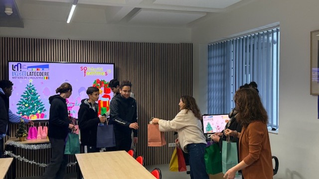 Remise de cadeaux par les lycéens de Latécoère pour les femmes victimes de violences conjugales