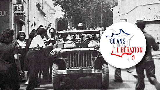 photo noir et blanc des 80 ans de la libération : voiture + foule accueillante 