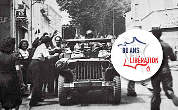 photo noir et blanc des 80 ans de la libération : voiture + foule accueillante 