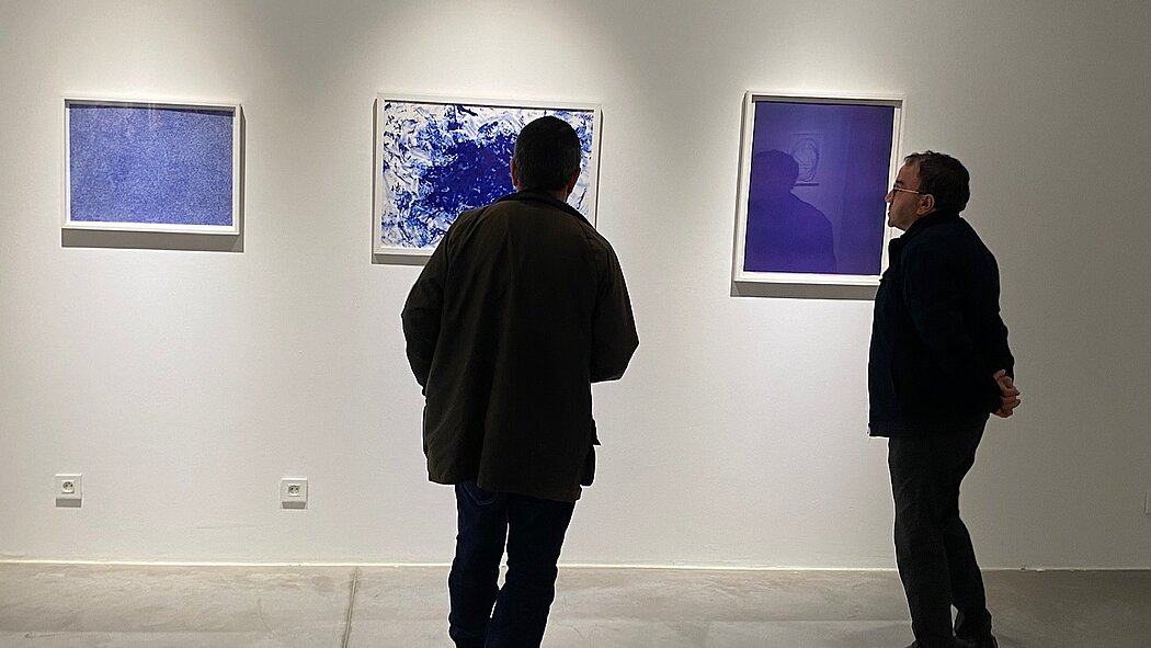 deux personnes regardent des tableaux
