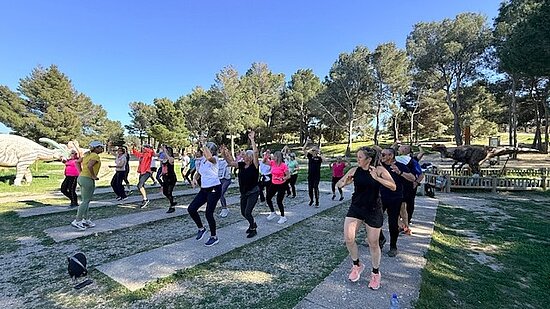 LEs membres d'Istres Gym Volontaire s'échauffent en musique au parc Dinbosaur'Istres