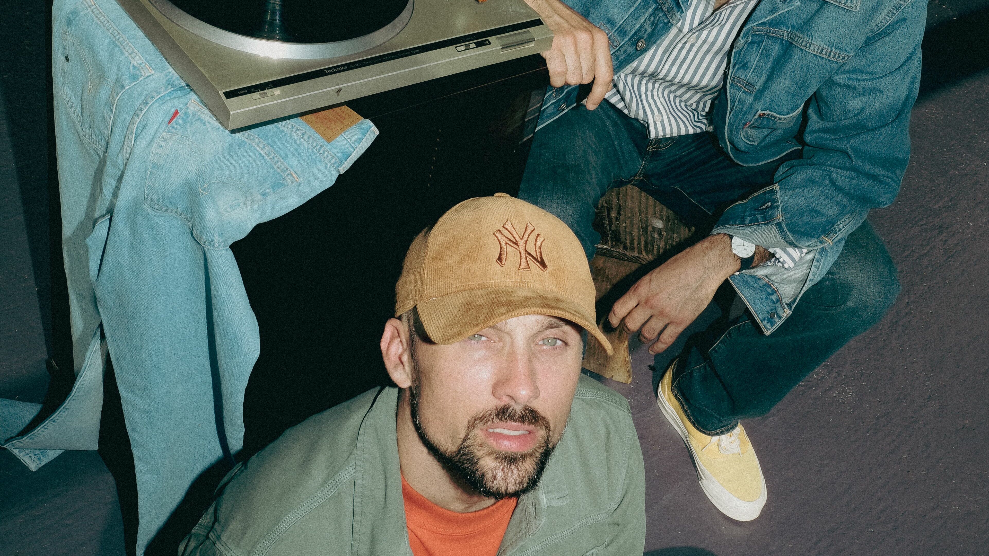 photo des SJ Synapson - deux homme assis avec platine 