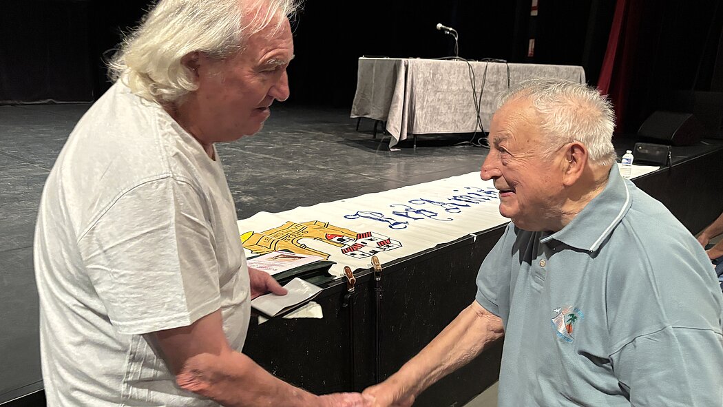 Deux hommes se serrent la main 