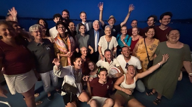 Un groupe d'une trentaine de personnes pose pour la photo
