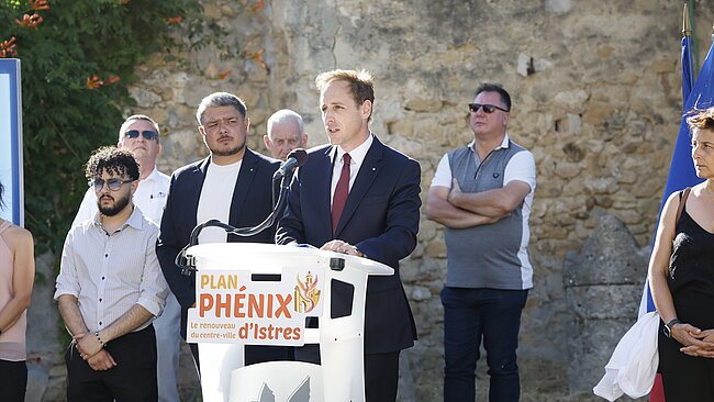 Le maire au pupitre fait son discours
