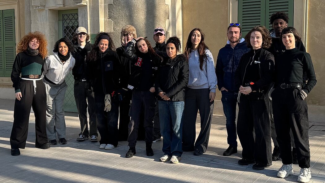 L'quipe de tournage du court métrage pose devant le château des baumes.