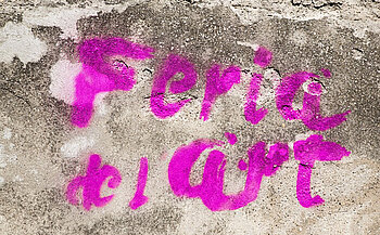 texte feria de l'art tagué à la bombe rose sur mur gris