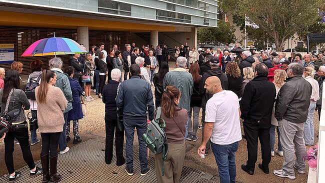 Rassemblement de personnes devant l'hôtel de ville