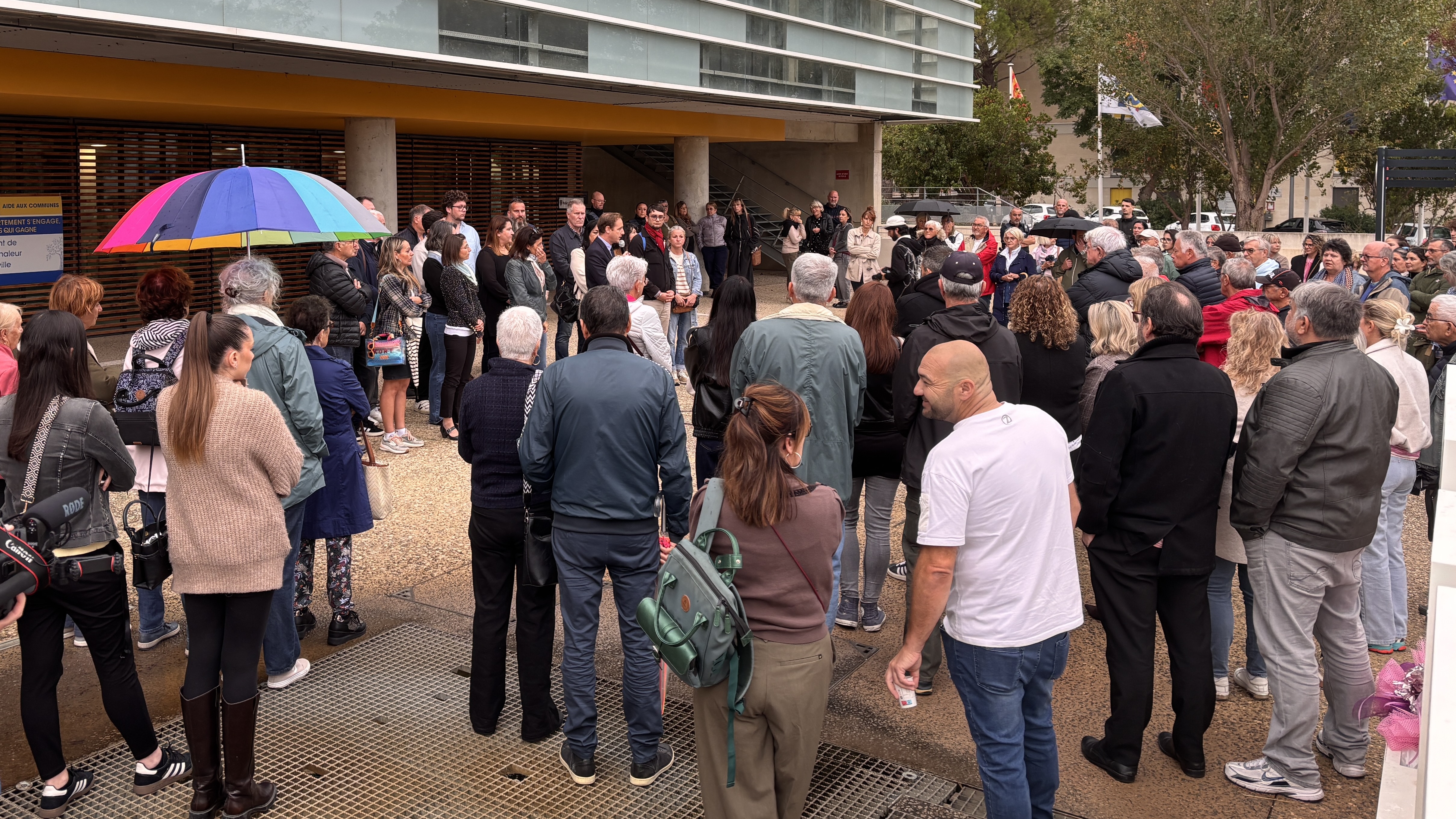 Rassemblement de personnes devant l'hôtel de ville