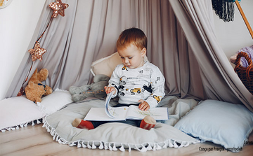 photo bambin qui lit un livre 