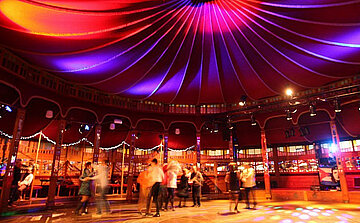 Gens qui danse dans une salle - thé dansant 