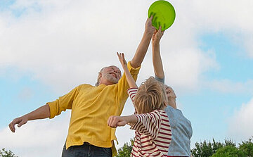 photo enfants et ado qui jouent au ballon en sautant 