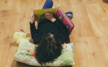image d'un enfant qui lit