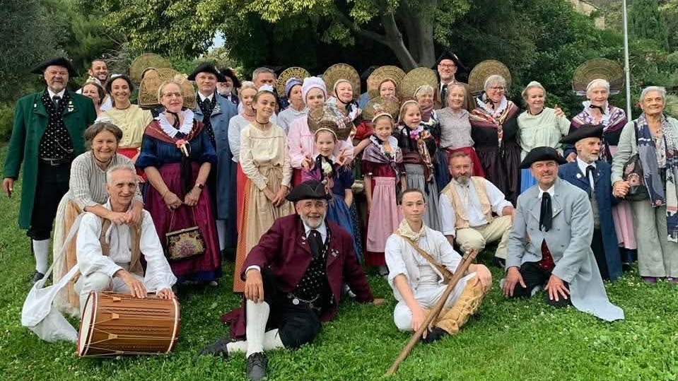Un groupe de personnes en constume folklorique