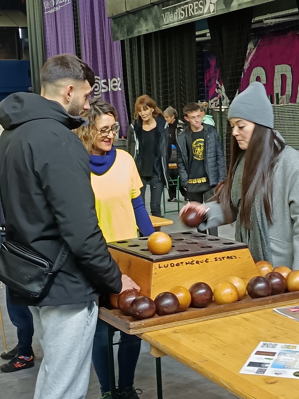 Des personnes jouent à un jeu ancien avec des boules en bois