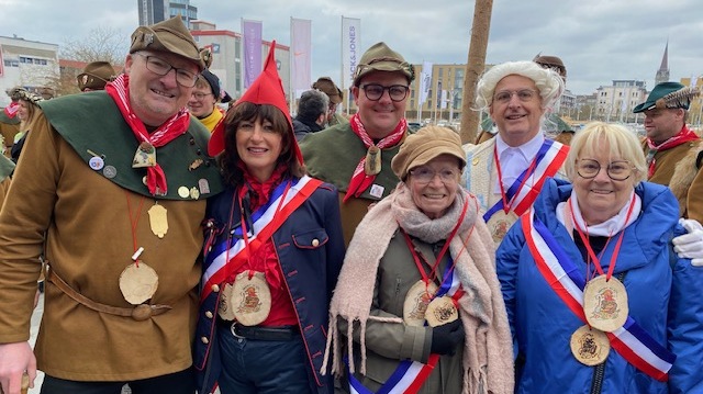 Un groupe de 6 personnes costumées avec des signes distinctifs françoais ou allemands