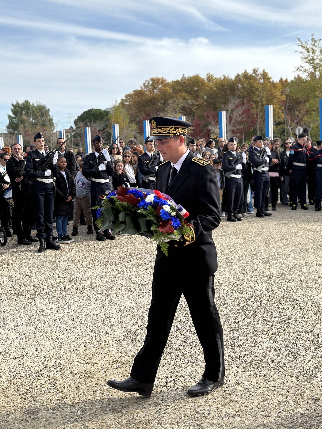 Le sous prefet, dépose une gerbe de fleurs