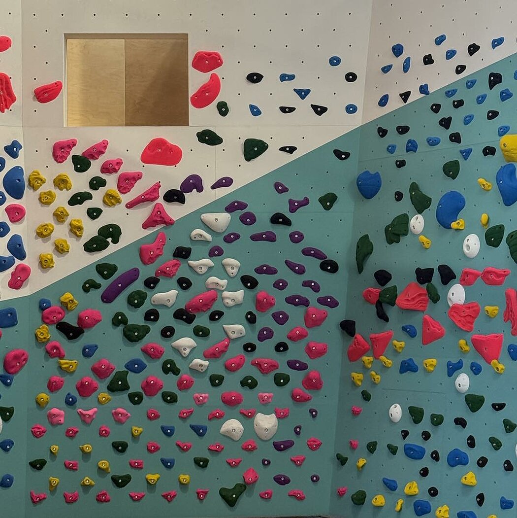 des dizaines de plots d'escalade de différentes couleurs