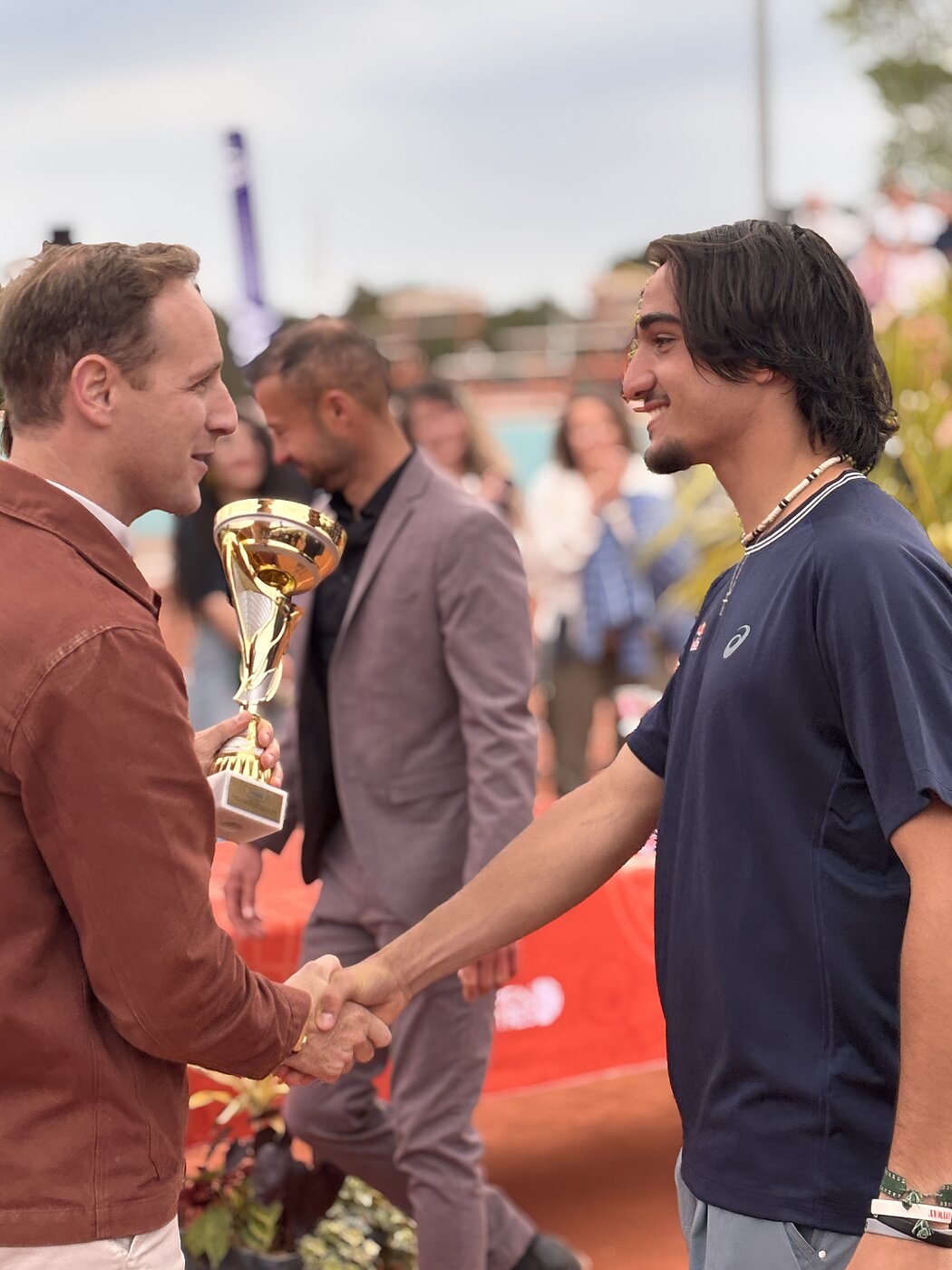 Robin Prétot - Maire d'Istres, remet la coupe du vainqueur à Daniel Jade