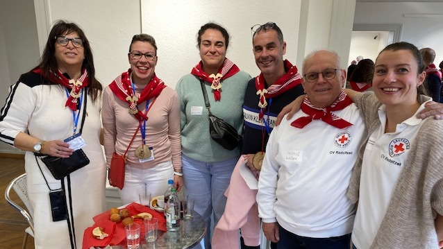Un groupe de six personnes souriantes