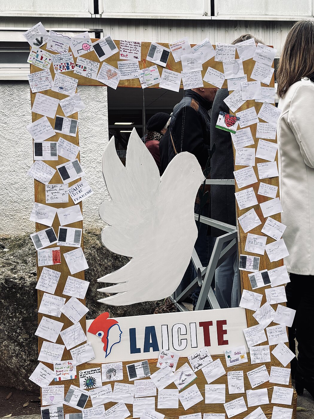 une colombe de la paix autour de laquelle sontt apposés des messages écrits par les enfants ur le thème de la laicité et de la paix