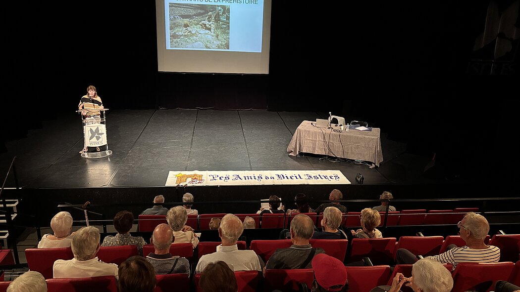 Le public et la scène lors des rencontres historiques