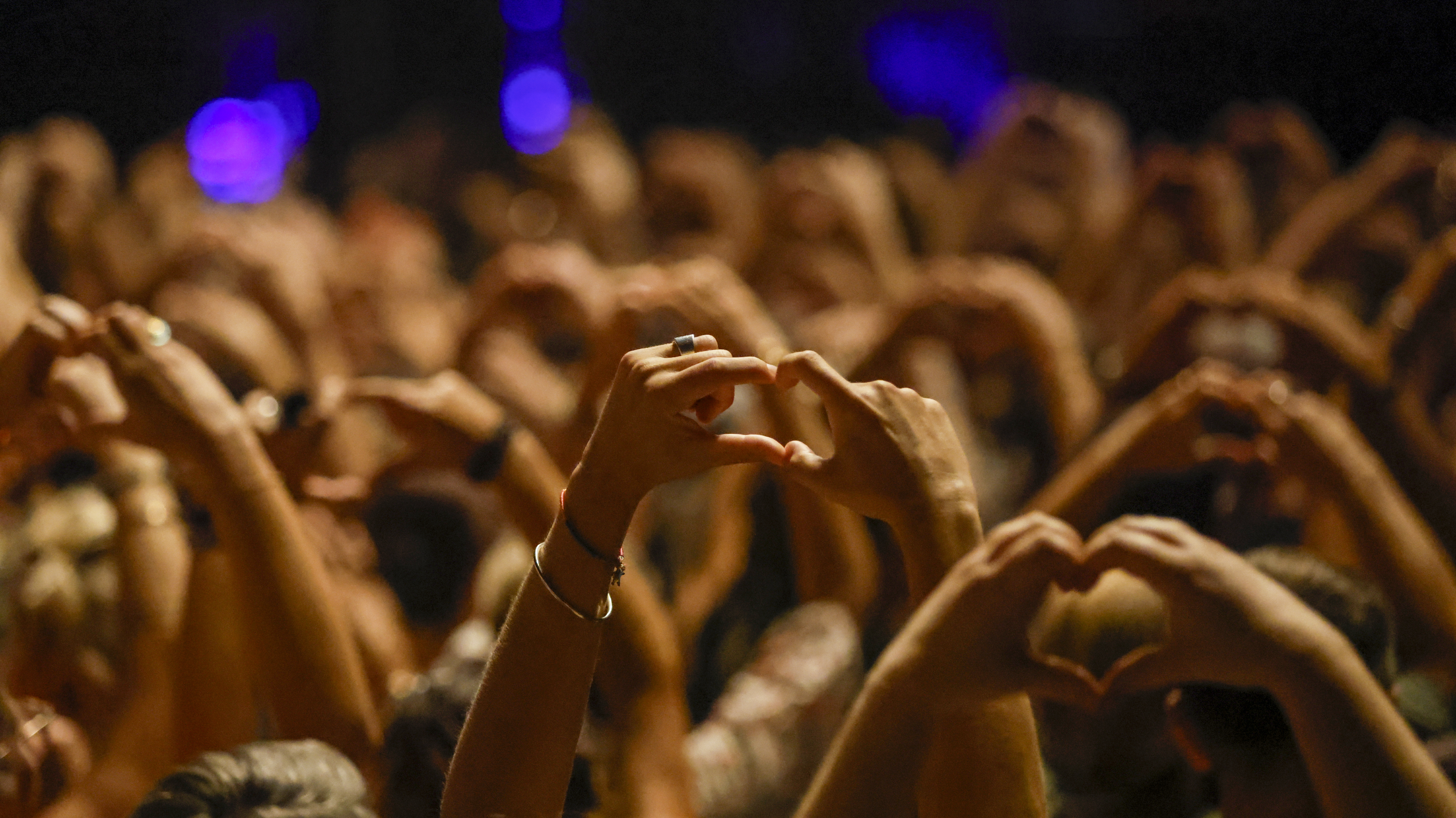 le public forme un coeur avec les mains