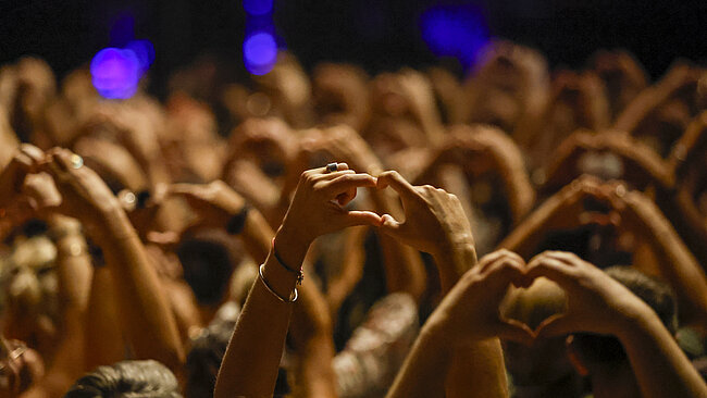 le public forme un coeur avec les mains