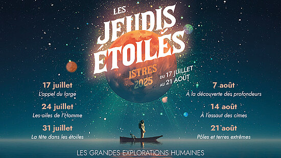 L’image contient les éléments suivants, sans interprétation :  En arrière-plan, un ciel étoilé avec une teinte bleu foncé.  À gauche, un globe terrestre avec une dominante rouge-orangée. Le texte superposé sur le globe indique : "Les Jeudis Étoiles Istres 2025" et en plus petit : "du 17 juillet au 21 août".  En bas à gauche, une personne debout dans une petite embarcation flottant sur l’eau.  À droite, un bloc de texte avec comme titre en lettres majuscules : "LES GRANDES EXPLORATIONS HUMAINES"  Une liste de dates et de titres :  17 juillet – L’appel du large  24 juillet – Les ailes de l’Homme  31 juillet – La tête dans les étoiles  7 août – À la découverte des profondeurs  14 août – À l’assaut des cimes  21 août – Pôles et terres extrêmes  Un texte en diagonale orange entre les dates du 24 et 31 juillet : "22h30 FEUX D’ARTIFICE"