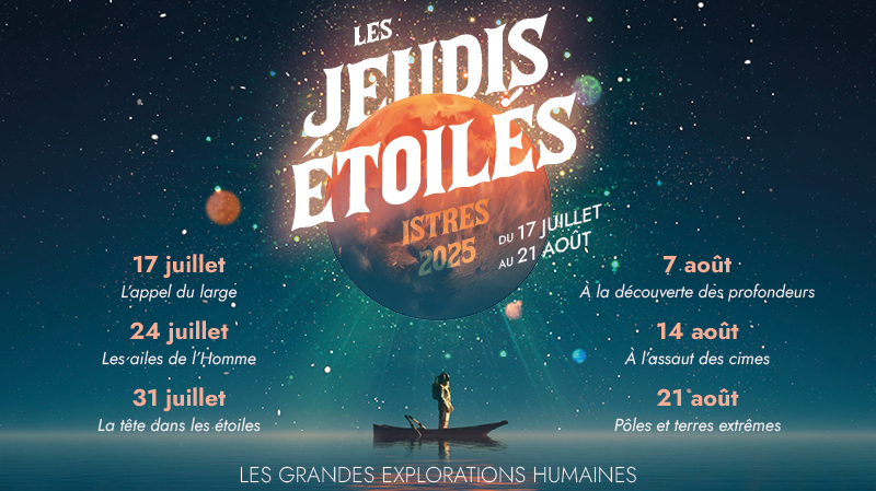 L’image contient les éléments suivants, sans interprétation :  En arrière-plan, un ciel étoilé avec une teinte bleu foncé.  À gauche, un globe terrestre avec une dominante rouge-orangée. Le texte superposé sur le globe indique : "Les Jeudis Étoiles Istres 2025" et en plus petit : "du 17 juillet au 21 août".  En bas à gauche, une personne debout dans une petite embarcation flottant sur l’eau.  À droite, un bloc de texte avec comme titre en lettres majuscules : "LES GRANDES EXPLORATIONS HUMAINES"  Une liste de dates et de titres :  17 juillet – L’appel du large  24 juillet – Les ailes de l’Homme  31 juillet – La tête dans les étoiles  7 août – À la découverte des profondeurs  14 août – À l’assaut des cimes  21 août – Pôles et terres extrêmes  Un texte en diagonale orange entre les dates du 24 et 31 juillet : "22h30 FEUX D’ARTIFICE"