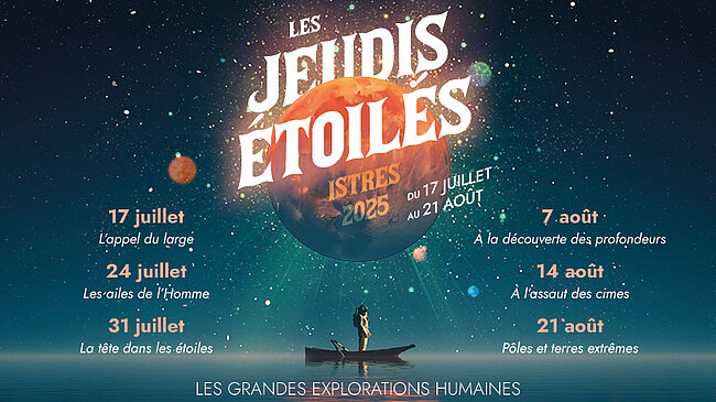 L’image contient les éléments suivants, sans interprétation :  En arrière-plan, un ciel étoilé avec une teinte bleu foncé.  À gauche, un globe terrestre avec une dominante rouge-orangée. Le texte superposé sur le globe indique : "Les Jeudis Étoiles Istres 2025" et en plus petit : "du 17 juillet au 21 août".  En bas à gauche, une personne debout dans une petite embarcation flottant sur l’eau.  À droite, un bloc de texte avec comme titre en lettres majuscules : "LES GRANDES EXPLORATIONS HUMAINES"  Une liste de dates et de titres :  17 juillet – L’appel du large  24 juillet – Les ailes de l’Homme  31 juillet – La tête dans les étoiles  7 août – À la découverte des profondeurs  14 août – À l’assaut des cimes  21 août – Pôles et terres extrêmes  Un texte en diagonale orange entre les dates du 24 et 31 juillet : "22h30 FEUX D’ARTIFICE"