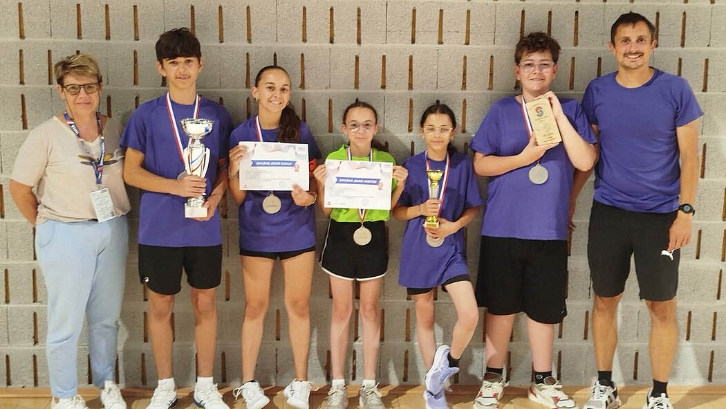 les jeunes vice champions avec leur coupe en main