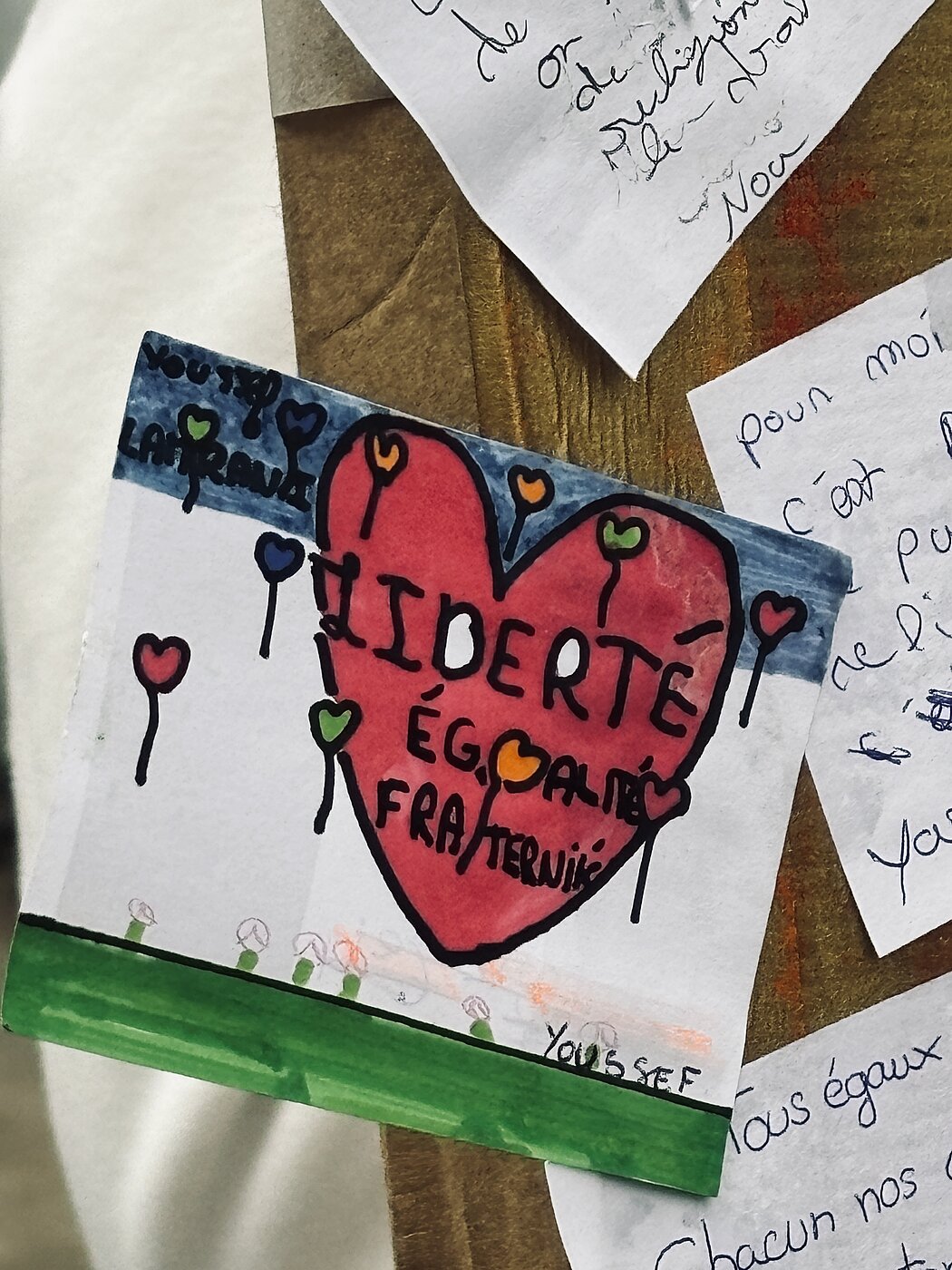 un message avec un coeur rouge sur lequel est écrit liberté égalité fraternité
