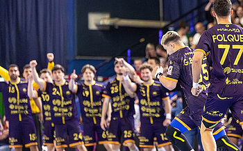 photo de joueurs de handball en violet sur terrain 