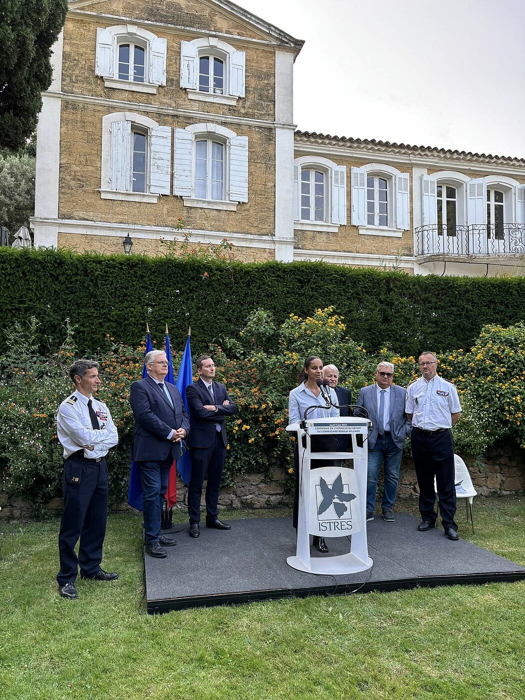 La commissaire Williams au micro