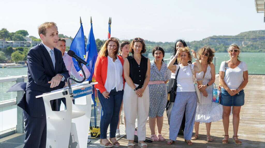 Le maire d'Istres au pupitre prononce son discrours de remerciement aux enseignants